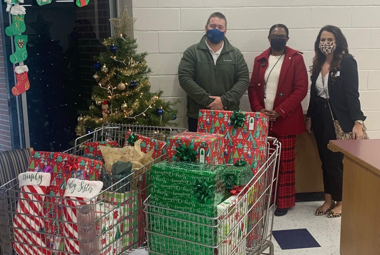 Parrish McCall “Adopts” Metcalfe Elementary Family This Holiday Season